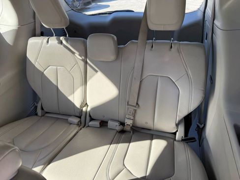 Used 2017 Chrysler Pacifica Touring-L image 12