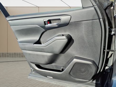 Used 2022 Toyota Highlander XLE image 27