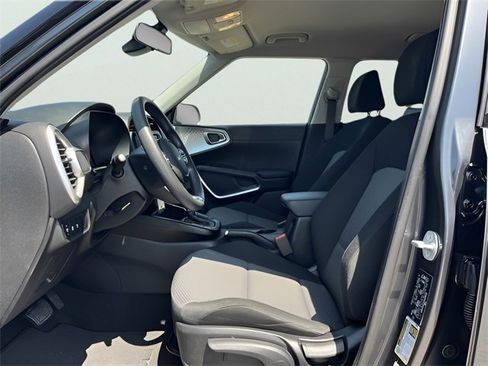 Used 2023 Kia Soul LX w/ LX Technology Package image 15