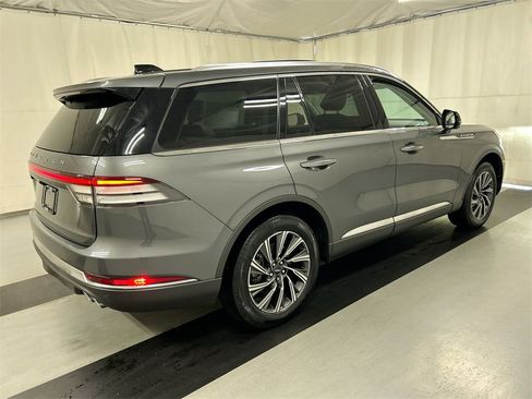 Used 2025 Lincoln Aviator Premiere w/ Equipment Group 101A image 2
