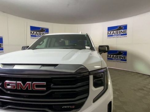 Used 2023 GMC Sierra 1500 AT4 w/ Technology Package AWD/4WD image 5