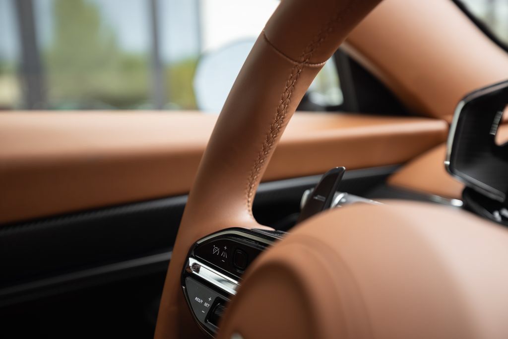 Used 2025 Aston Martin Vanquish RWD image 34