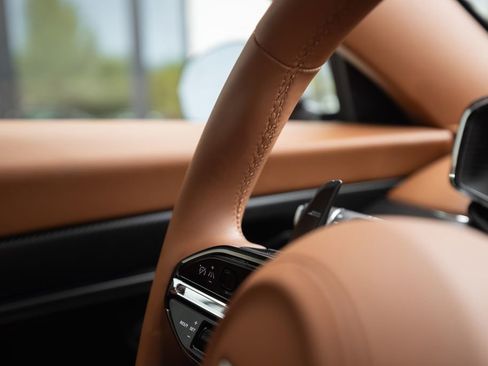 Used 2025 Aston Martin Vanquish RWD image 34