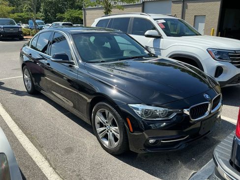 Used 2018 BMW 330i Sedan w/ Convenience Package RWD image 3