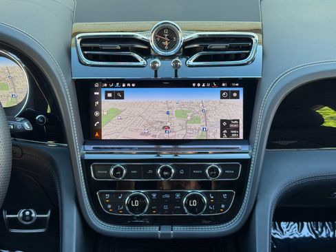 Used 2022 Bentley Bentayga AWD/4WD image 25