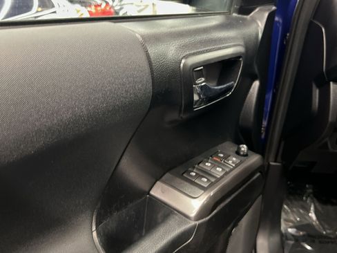 Used 2022 Toyota Tacoma TRD Sport w/ Technology Package AWD/4WD image 12