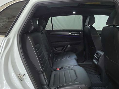 Used 2024 Volkswagen Atlas Cross Sport SEL R-Line AWD/4WD image 12