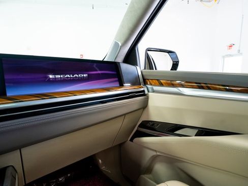 Used 2025 Cadillac Escalade ESV Sport Platinum w/ LPO, ONYX Package RWD image 42