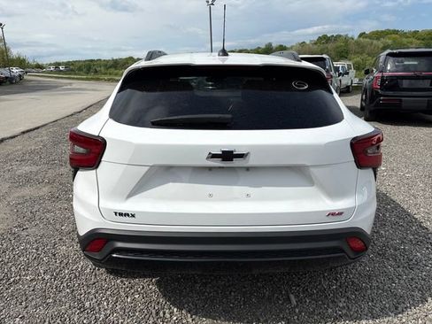 Used 2024 Chevrolet Trax RS w/ Sunroof Package FWD image 4