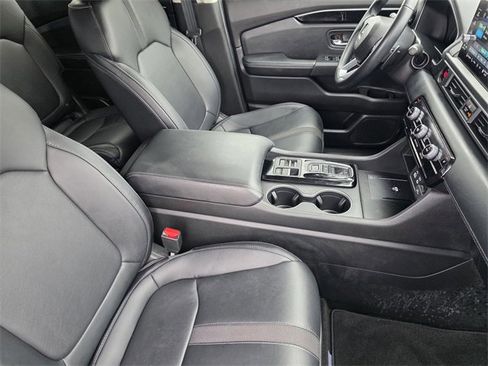Used 2025 Honda Pilot Touring image 12