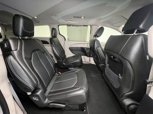 Used 2024 Chrysler Pacifica Touring-L image 10
