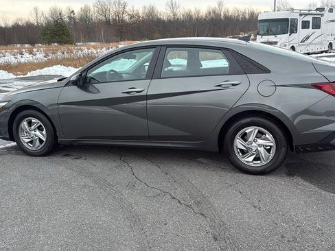 Used 2025 Hyundai Elantra SE image 12