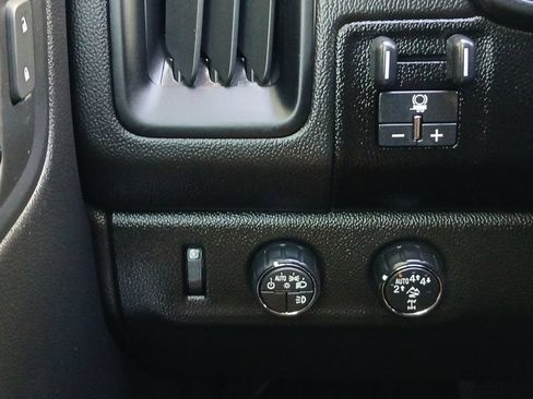 Used 2018 Chevrolet Colorado ZR2 w/ ZR2 Midnight Special Edition AWD/4WD image 12