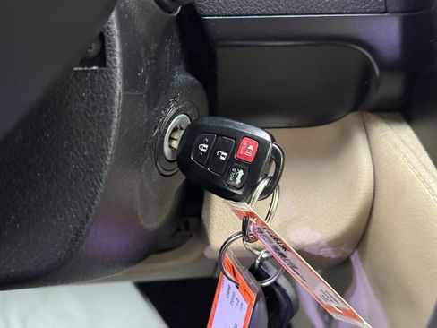 Used 2012 Toyota Camry LE image 29