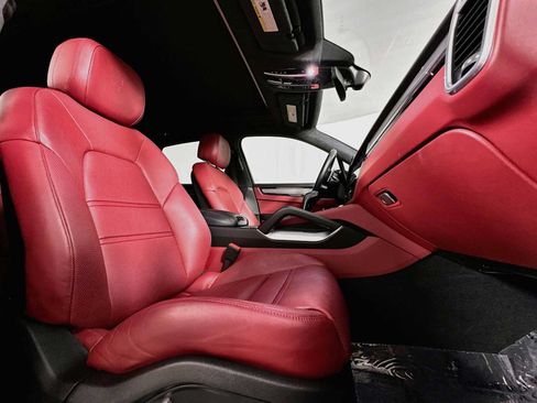 Certified 2021 Porsche Cayenne Turbo AWD/4WD image 29