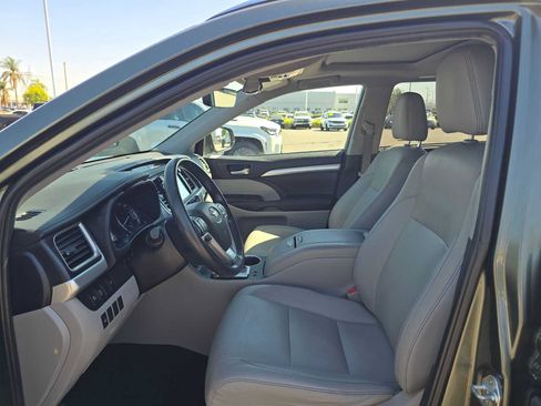 Used 2019 Toyota Highlander XLE w/ Carpet Mat Package (TMS) AWD/4WD image 22