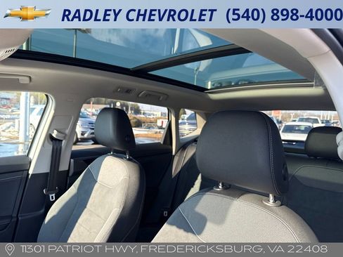 Used 2025 Volkswagen Taos SE image 2