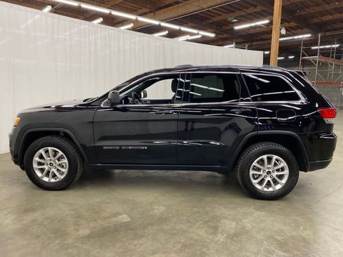 Used 2021 Jeep Grand Cherokee Laredo w/ Security & Convenience Group AWD/4WD image 3