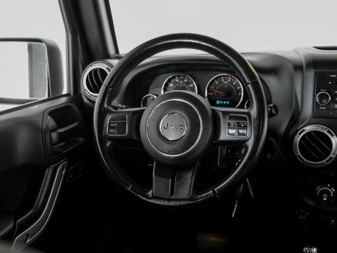 Used 2018 Jeep Wrangler Unlimited Sahara AWD/4WD image 11