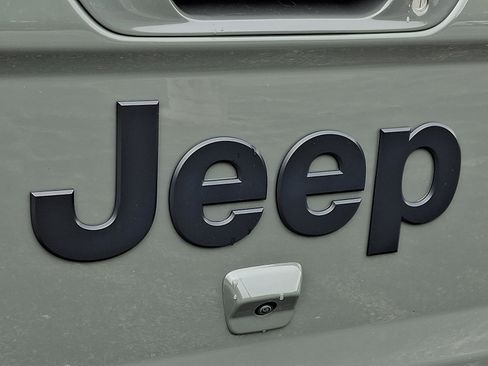 Certified 2022 Jeep Gladiator Overland AWD/4WD image 30