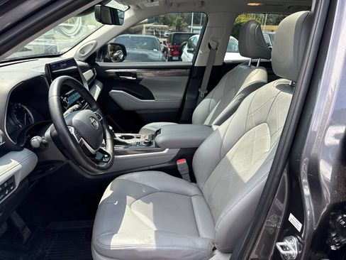 Used 2022 Toyota Highlander Platinum AWD/4WD image 4