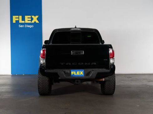 Used 2020 Toyota Tacoma TRD Sport w/ Technology Package AWD/4WD image 4