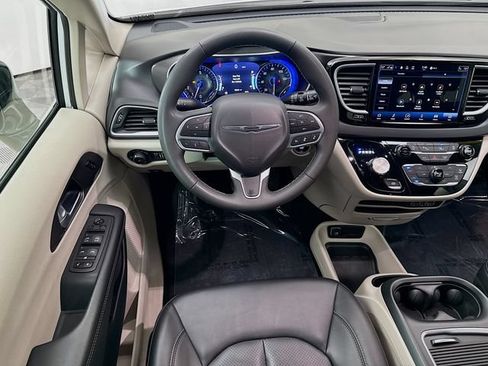 Used 2024 Chrysler Pacifica Touring-L FWD image 21