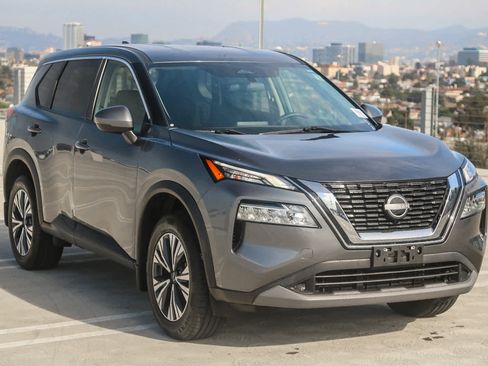 Used 2022 Nissan Rogue SV image 3