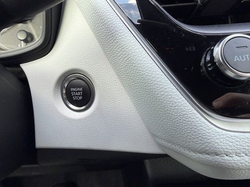 Certified 2025 Toyota Corolla SE image 18