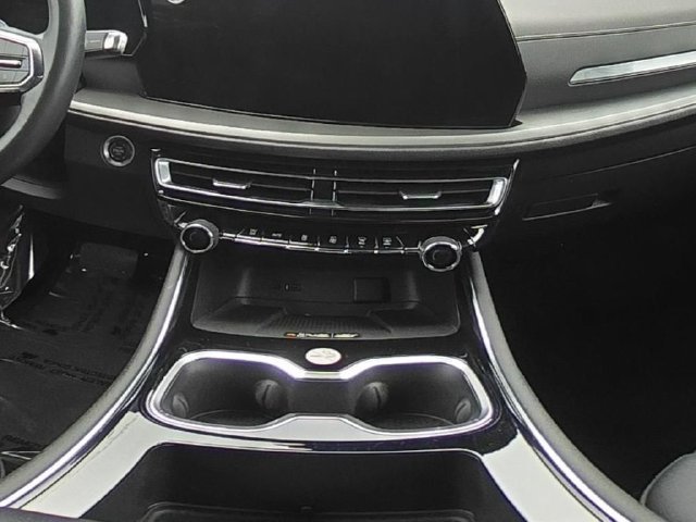 Used 2025 Chevrolet Traverse LT AWD/4WD image 34