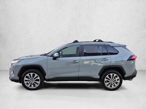 Used 2022 Toyota RAV4 XLE Premium image 9