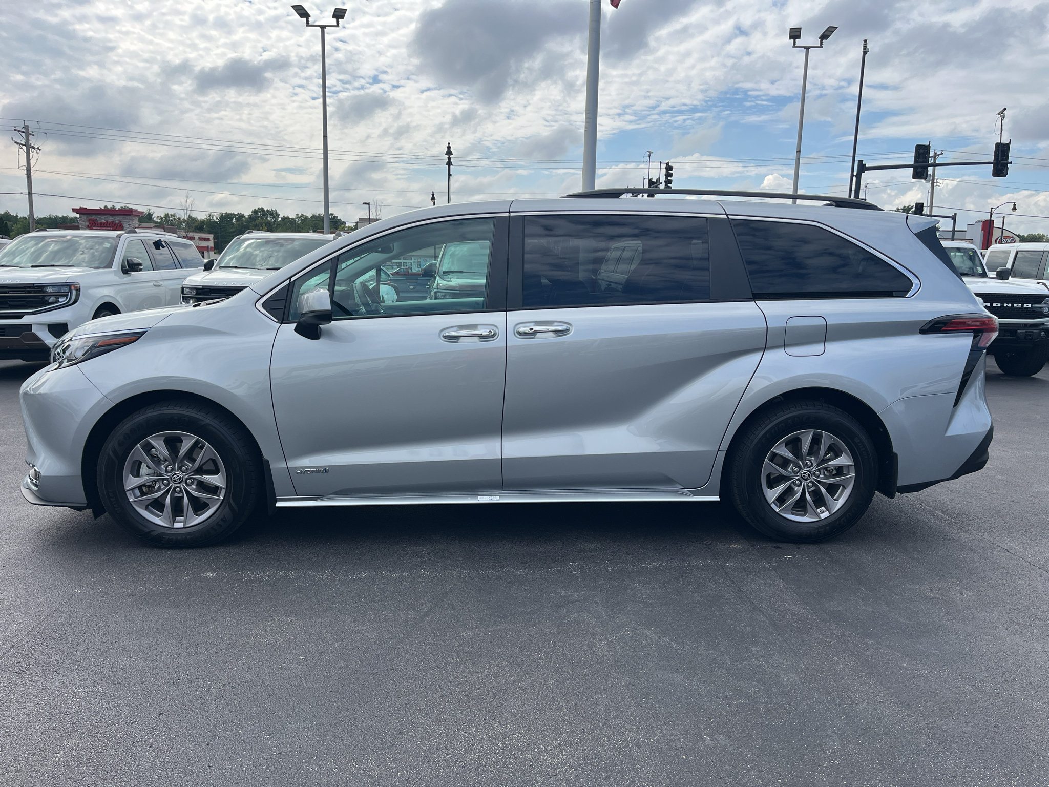 Used 2021 Toyota Sienna XLE w/ XLE Plus Package AWD/4WD image 4