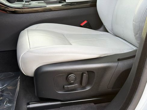 Used 2025 Land Rover Range Rover Velar Dynamic SE image 17