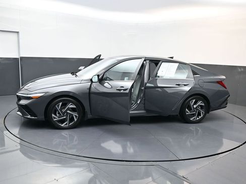 Certified 2025 Hyundai Elantra Limited image 31