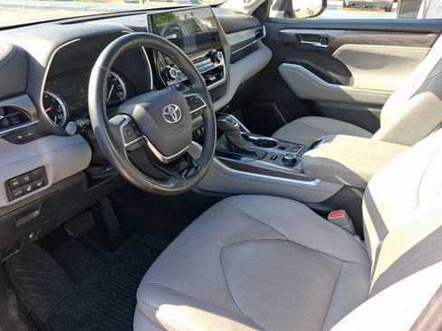 Used 2021 Toyota Highlander Limited AWD/4WD image 11