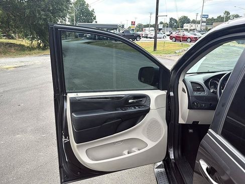 Used 2018 Dodge Grand Caravan SE w/ UConnect Hands-Free Group FWD image 17
