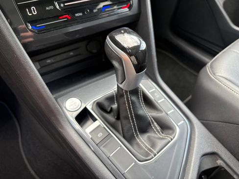 Used 2023 Volkswagen Tiguan SE w/ Panoramic Sunroof Package FWD image 18