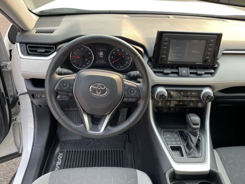 Certified 2020 Toyota RAV4 XLE w/ XLE Grade Weather Package AWD/4WD image 11