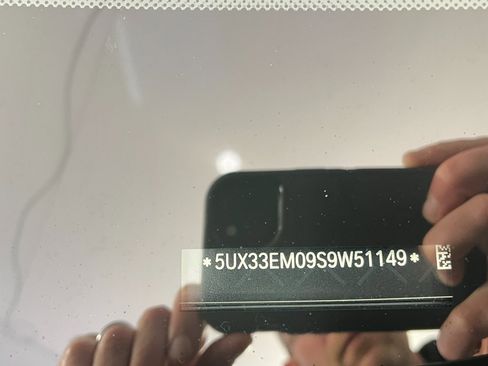 Used 2025 BMW X7 M60i w/ Executive Package image 27