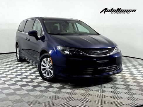 Used 2017 Chrysler Pacifica Touring w/ Tire & Wheel Group FWD image 1
