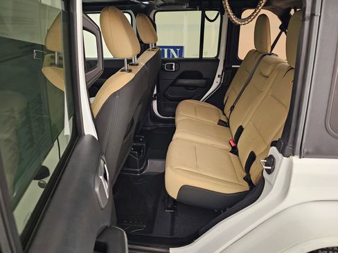 Used 2018 Jeep Wrangler Unlimited Sahara AWD/4WD image 20