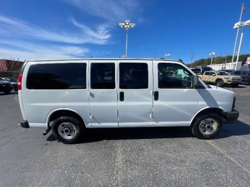 Used 2010 Chevrolet Express 3500 LS image 8