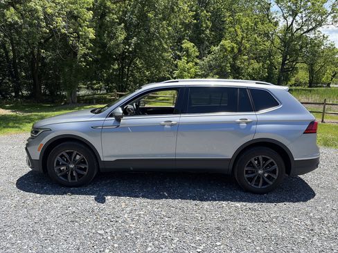 Used 2024 Volkswagen Tiguan SE w/ Panoramic Sunroof Package AWD/4WD image 8