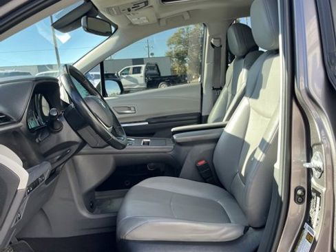 Used 2022 Toyota Sienna XLE image 29
