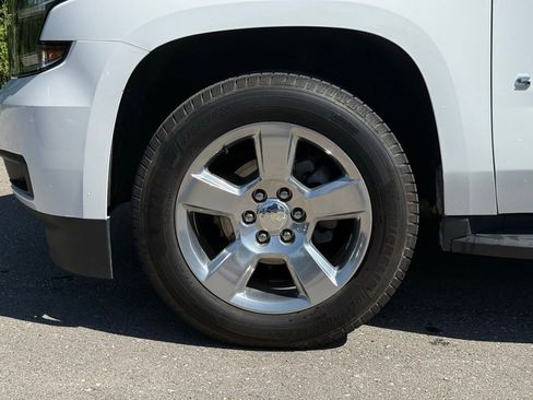 Used 2018 Chevrolet Suburban LT w/ Luxury Package AWD/4WD image 5