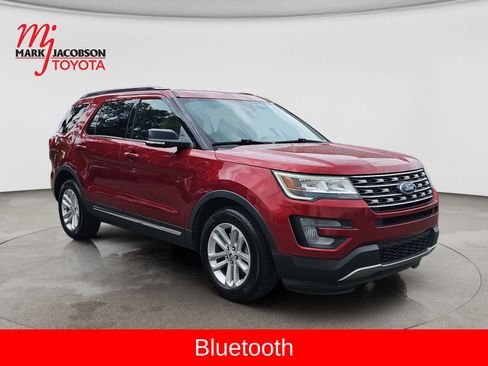 Used 2017 Ford Explorer XLT w/ Equipment Group 202A FWD image 4