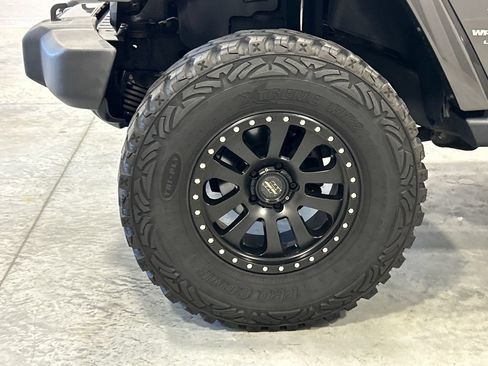 Used 2018 Jeep Wrangler Unlimited Sahara w/ Connectivity Group AWD/4WD image 11