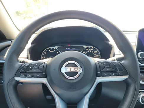 Used 2025 Nissan Altima 2.5 SV FWD image 17