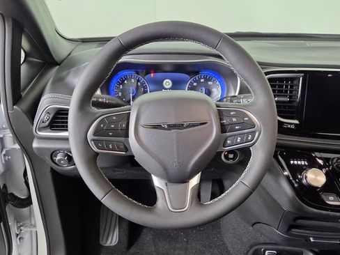 New 2025 Chrysler Pacifica Select w/ Fav Edition Package FWD image 16
