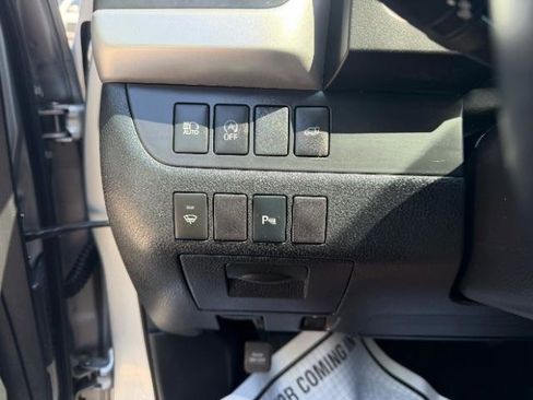 Used 2017 Toyota Highlander Limited AWD/4WD image 25